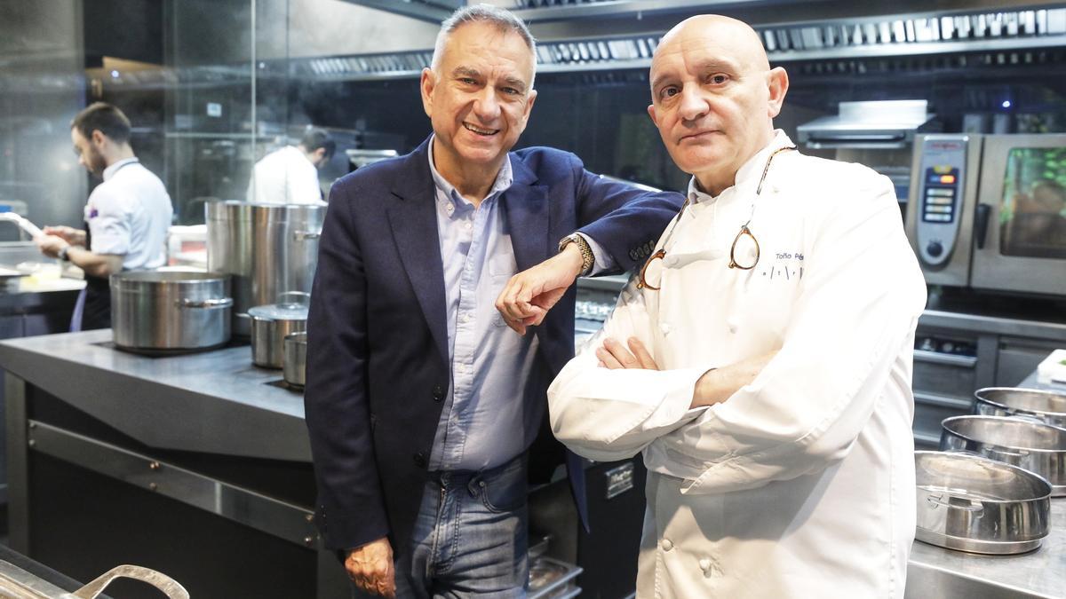 Jose Polo y Toño Pérez, dueños de Atrio, posan en la cocina de su restaurante al día siguiente de haber recibido la tercera estrella Michelín en noviembre de 2002.