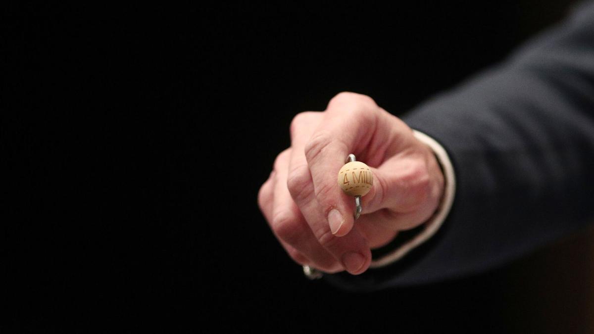 22/12/2019 La bola correspondiente al primer premio ('Gordo') relativo a 4 millones de euros a la serie durante la celebración del Sorteo Extraordinario de la Lotería de Navidad 2019 en el Teatro Real de Madrid (España), a 22 de diciembre de 2019. SOCIEDAD Eduardo Parra - Europa Press