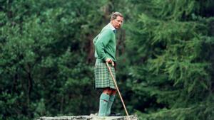 Imagen de archivo de 1997 del entonces Príncipe de Gales, Carlos de Inglaterra, de vacaciones de verano en el castillo de Balmoral, en Escocia.