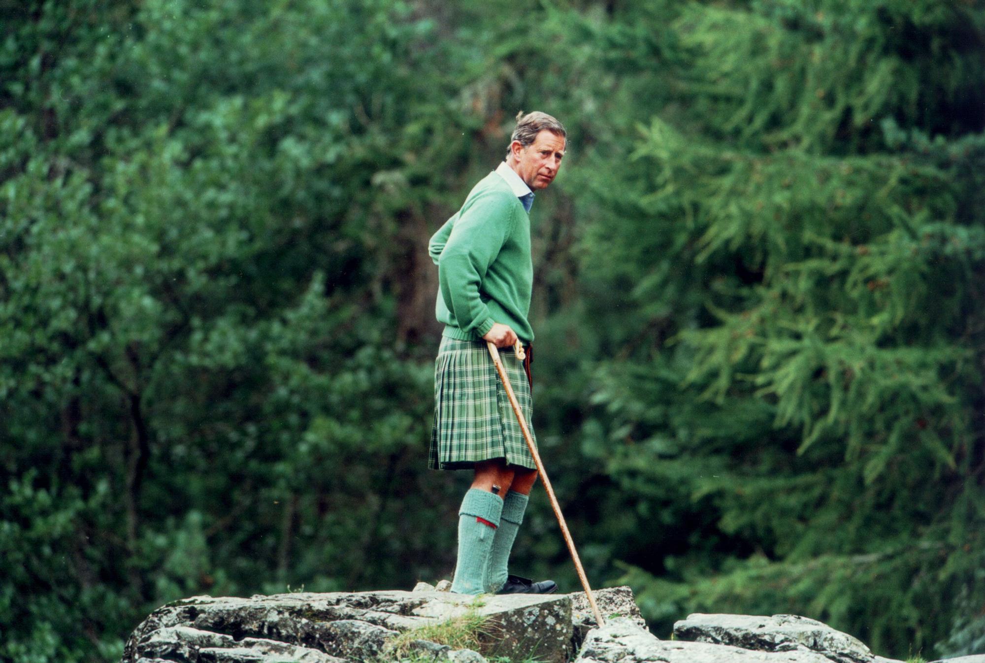 Imagen de archivo del entonces Príncipe de Gales, Carlos de Inglaterra, de vacaciones de verano en Balmoral