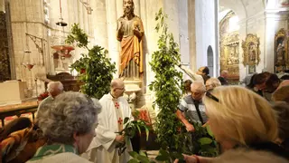 Reestreno de la imagen de San Salvador en la Catedral de Oviedo: entre laureles y con un arzobispo americano de invitado