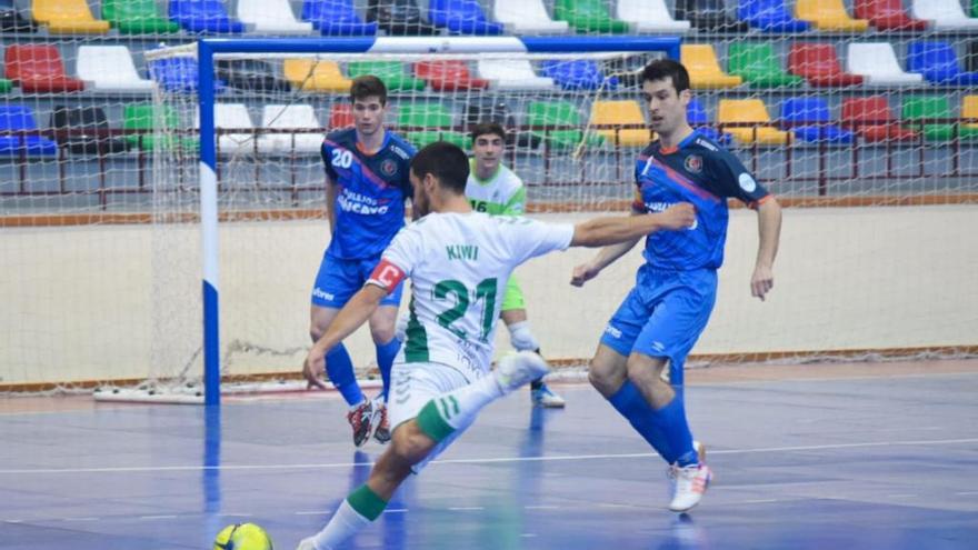 El capitán del Elche Kiwi dispara a puerta ante dos jugadores del Zaragoza