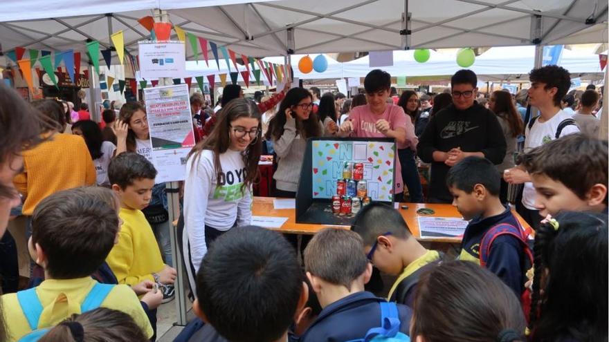 Cerca de 1.000 alumnos se convierten en comerciantes solidarios en la plaza Major