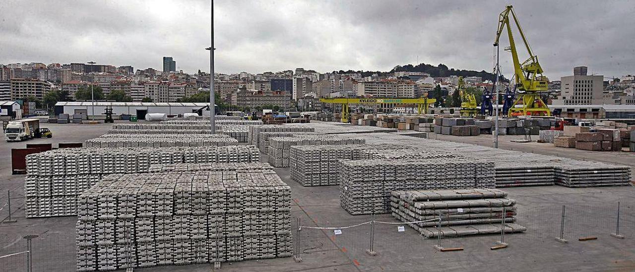 Piezas de aluminio apiladas en los muelles del Areal y Transversal del Puerto.