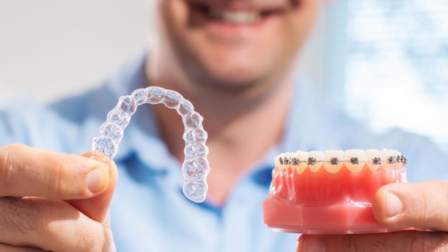 Cómo limpiar las férulas de Invisalign? - Clínica Gallego