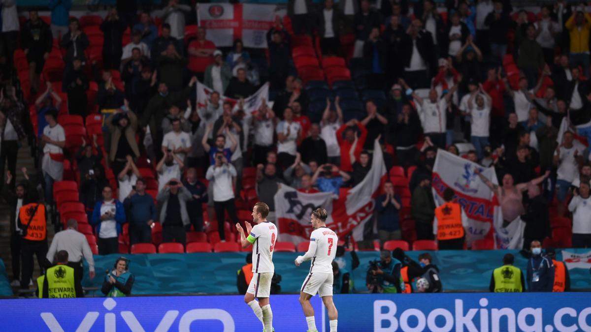 Aficionados ingleses celebran el gol