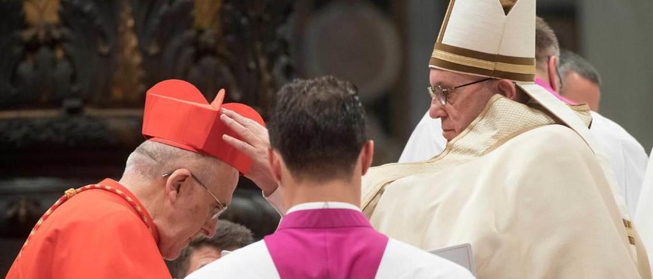 El Papa Francisco impone la birreta cardenalicia a Carlos Osoro, el 19 de noviembre de 2016.