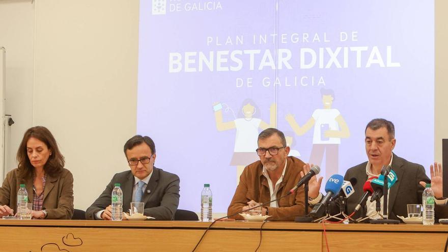 ¿Firmarías un contrato de vida digital con el colegio y con tu hijo para que este controle lo que hace en internet? En Galicia ya se ha suscrito el primero y estas son las obligaciones