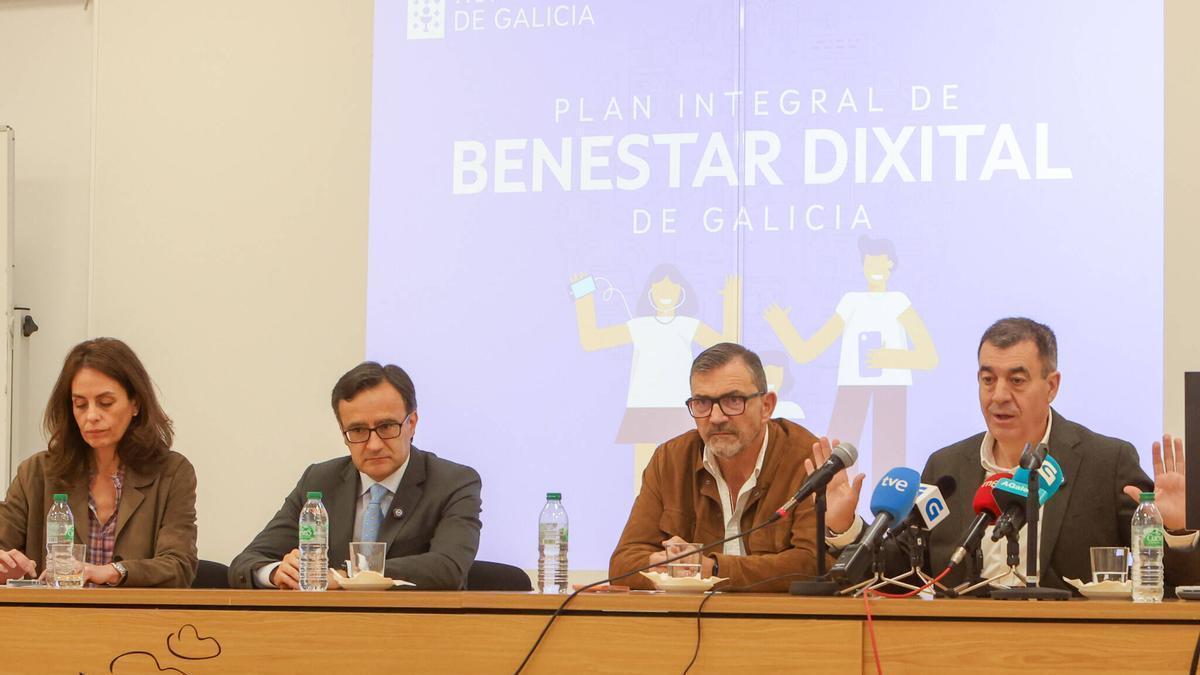 El conselleiro de Educación, Román Rodríguez, durante la presentación del proyecto del contrato de vida digital.