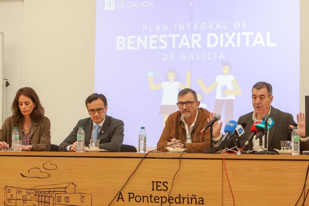 El conselleiro de Educación, Román Rodríguez, durante la presentación del proyecto del contrato de vida digital.