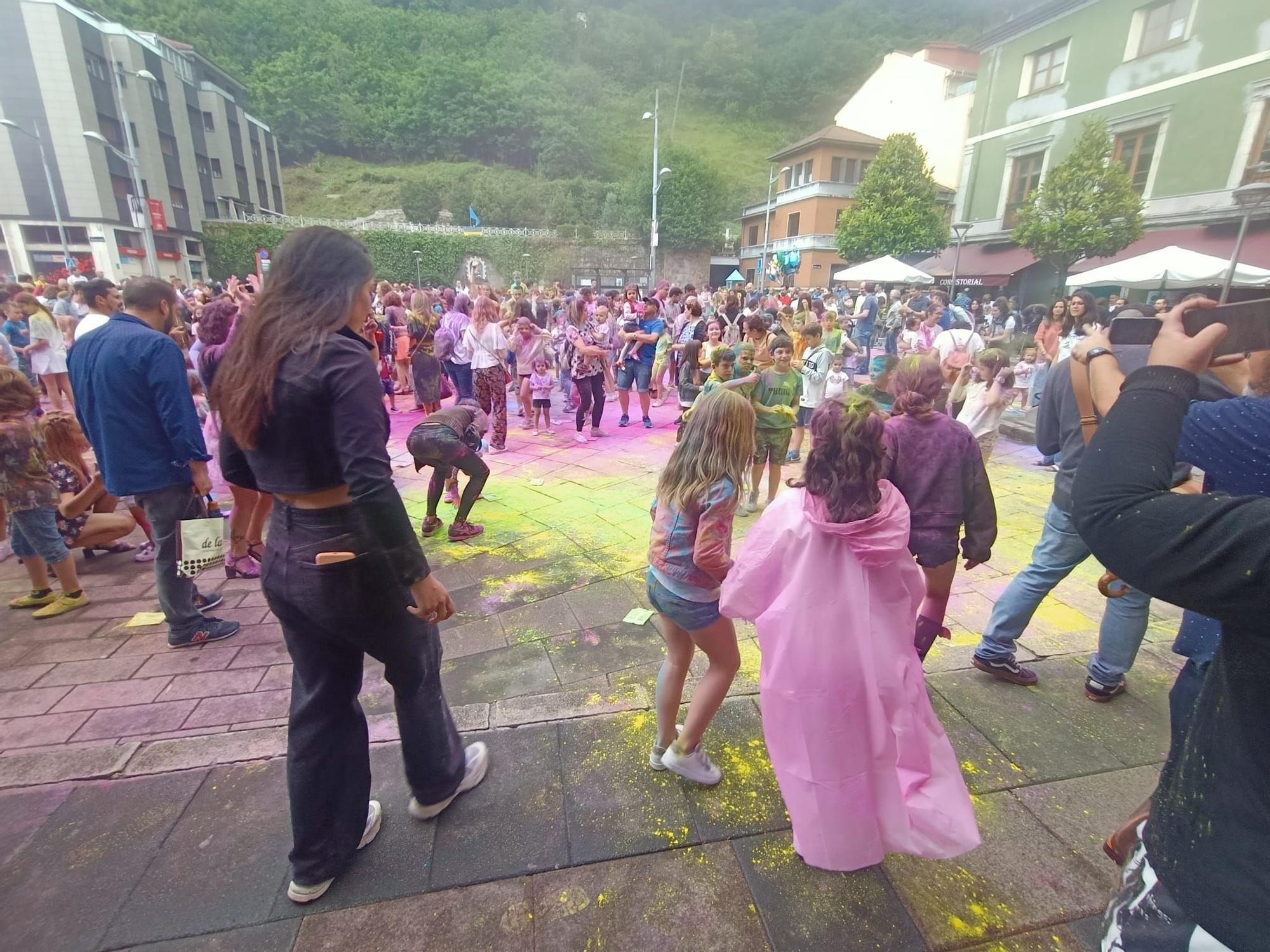 "Foguerina" de San Xuan y "Holi party" en Mieres