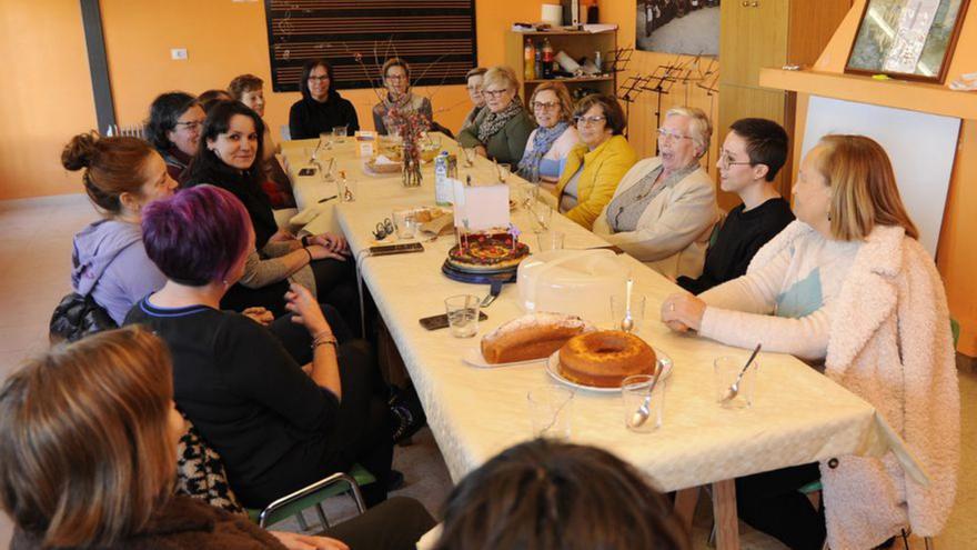 Azos Feministas lleva a Moneixas sus ‘Cafés de pota’