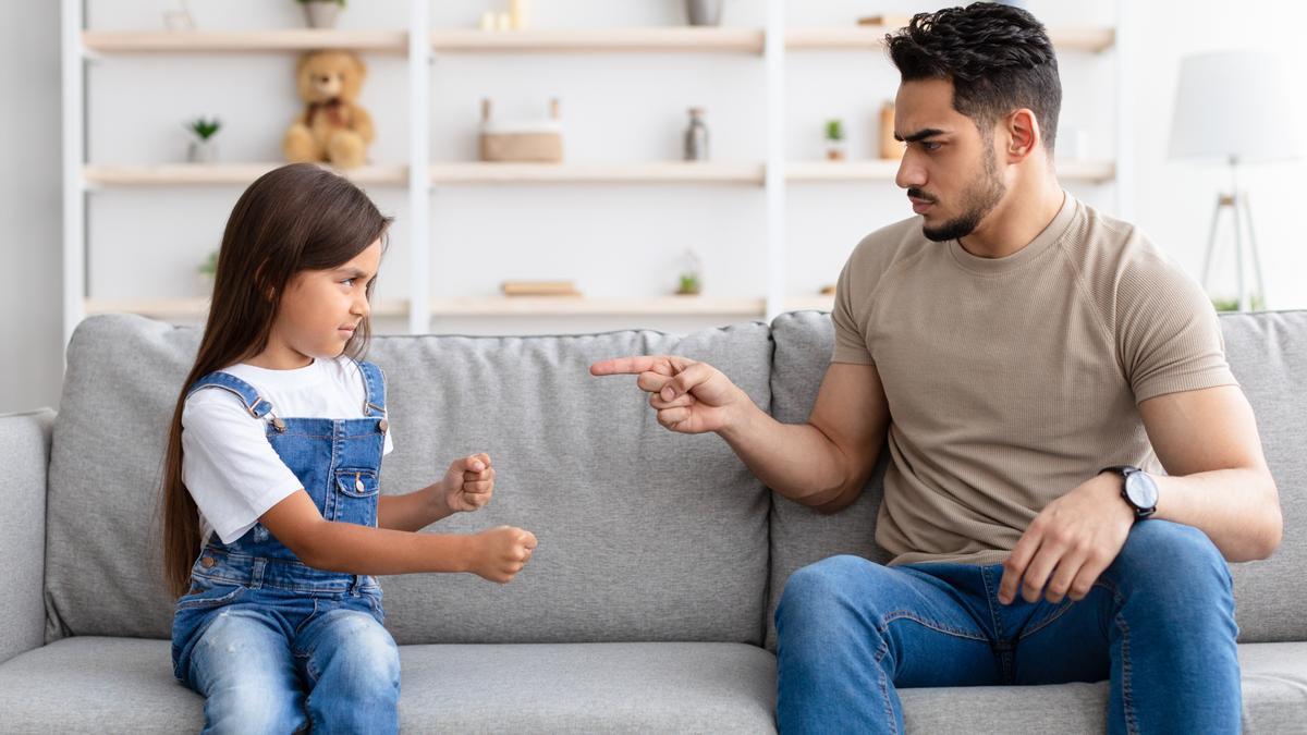 Un padre reprende a su hija