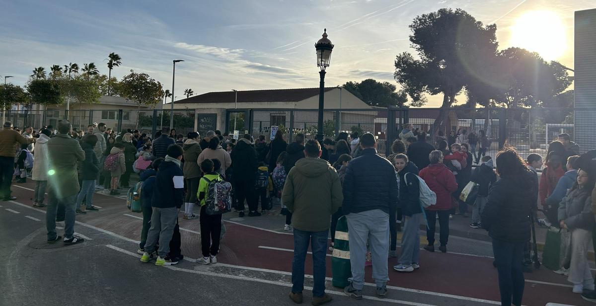 Entrada al CEIP tras el desalojo dels Germanells de Rafelbunyol.
