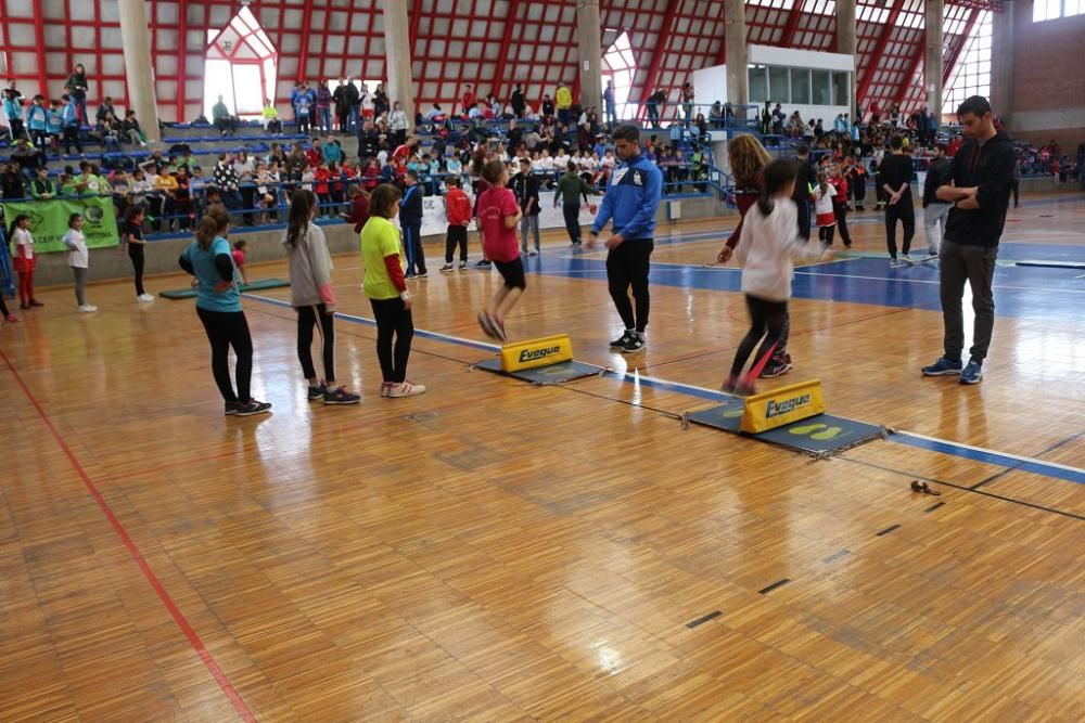 Jugando al atletismo en Alcantarilla