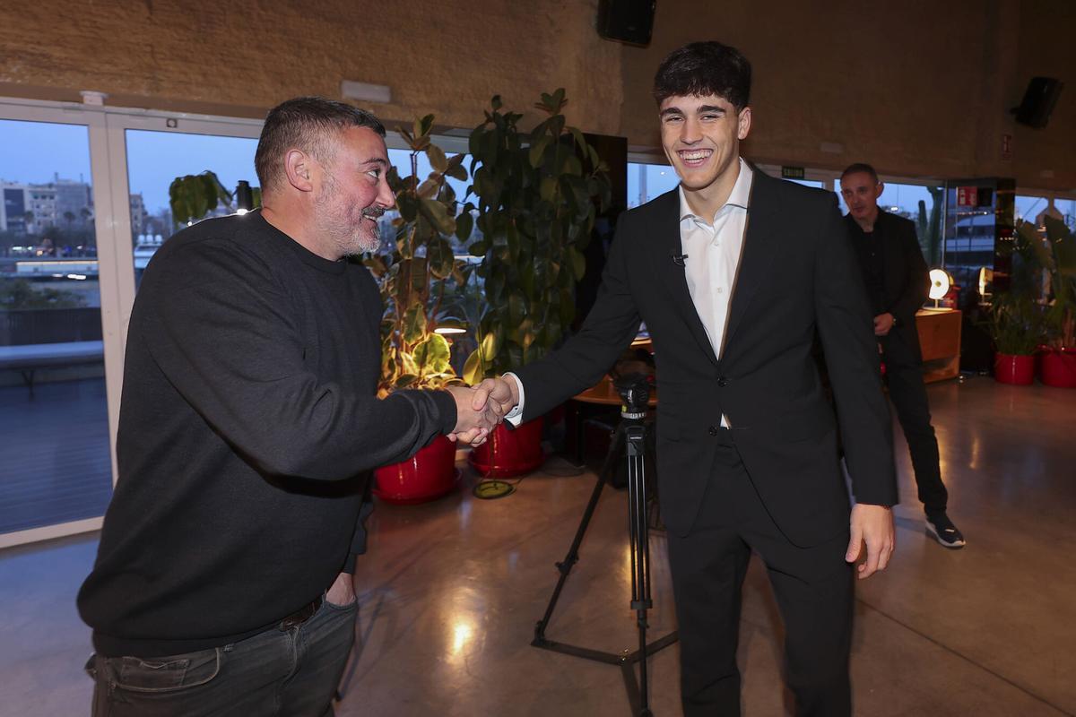 Pau Cubarsí, antes de la entrevista con SPORT