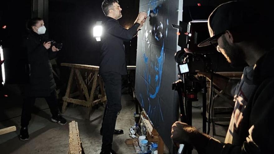 Lucas Terceiro, en primer plano, graba a Cayetano Lledó pintando. |