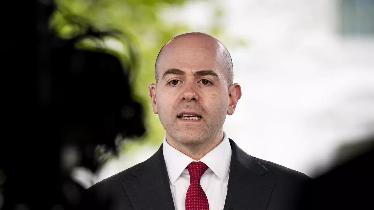 Trump elige al economista Stephen Miran como nuevo miembro en la Junta de la Fed