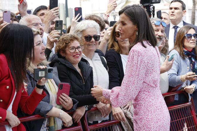 El baño de masas de la reina Letizia en su visita a Cádiz