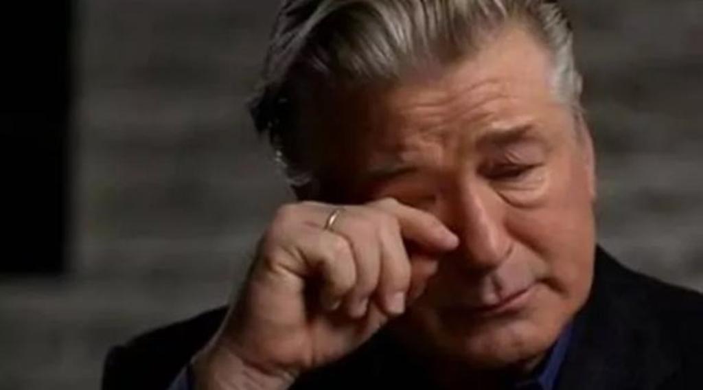 Alec Baldwin llora en la primera entrevista tras la muerte de su compañera