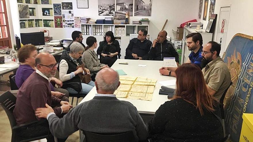 Reunión de políticos y arqueólogs en Monóvar el lunes pasado.