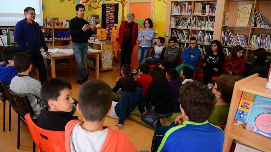 Los alfombristas con los alumnos de A Torre-Cela.