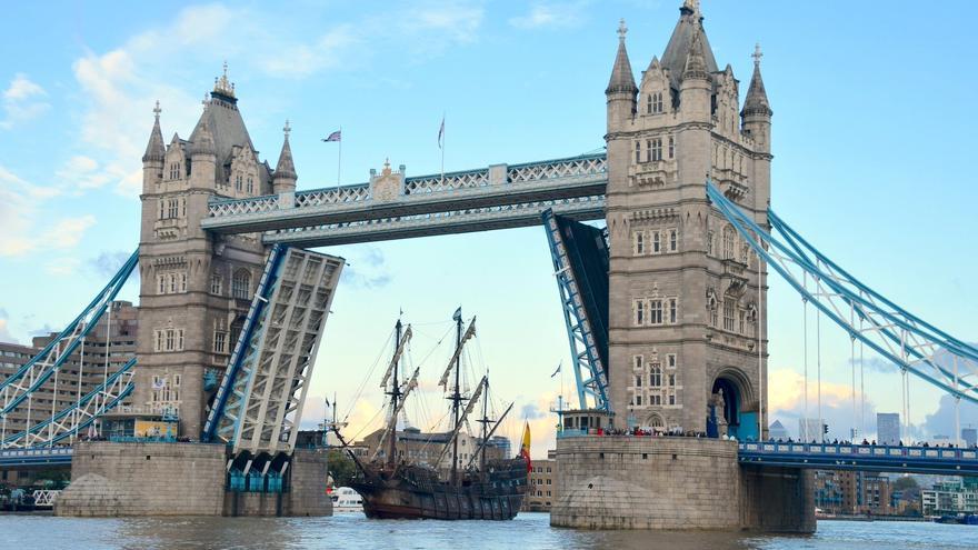 El Galeón Andalucía, atracado en el muelle de St. Katherine's, del río Támesis de la capital británica.