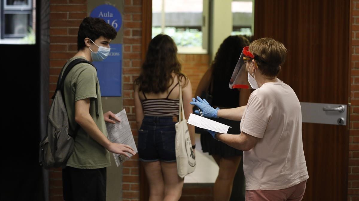 Unos estudiantes acceden a un aula de la Facultad de Economía de la UB en Barcelona para examinarse de selectividad