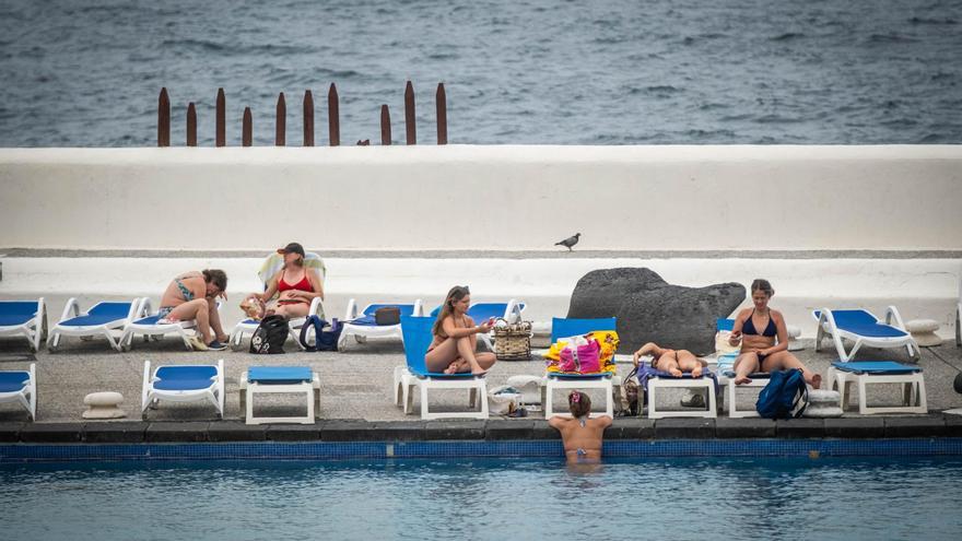El mayor complejo de piscinas de Tenerife se declara libre de humo: a partir de ahora está prohibido fumar