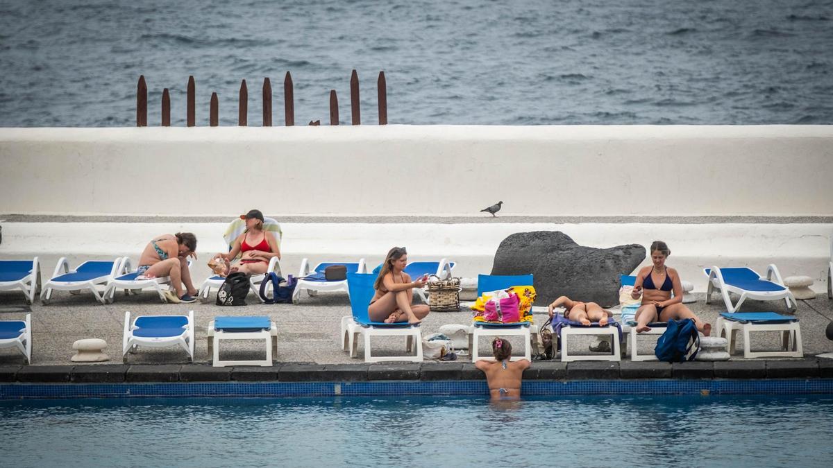 Bañistas disfrutan este domingo de las piscinas del Lago Martiánez, en el municipio de Puerto de la Cruz.