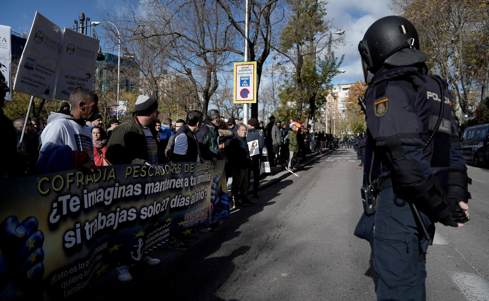Concentración en Madrid de pescadores contra el recorte de días en el mar de Bruselas.