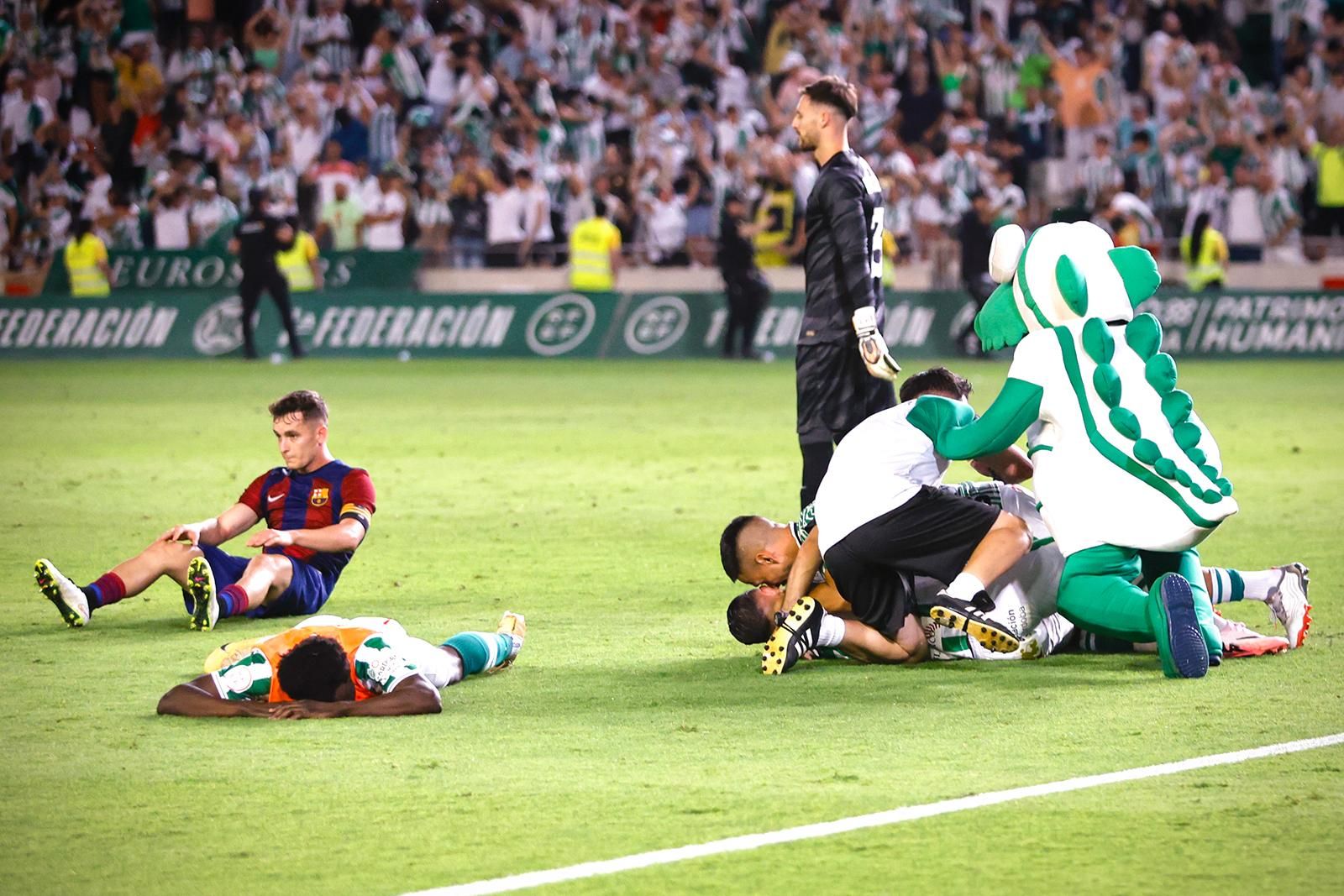 El Córdoba CF vuelve a Segunda / Las mejores imágenes de una noche para la historia