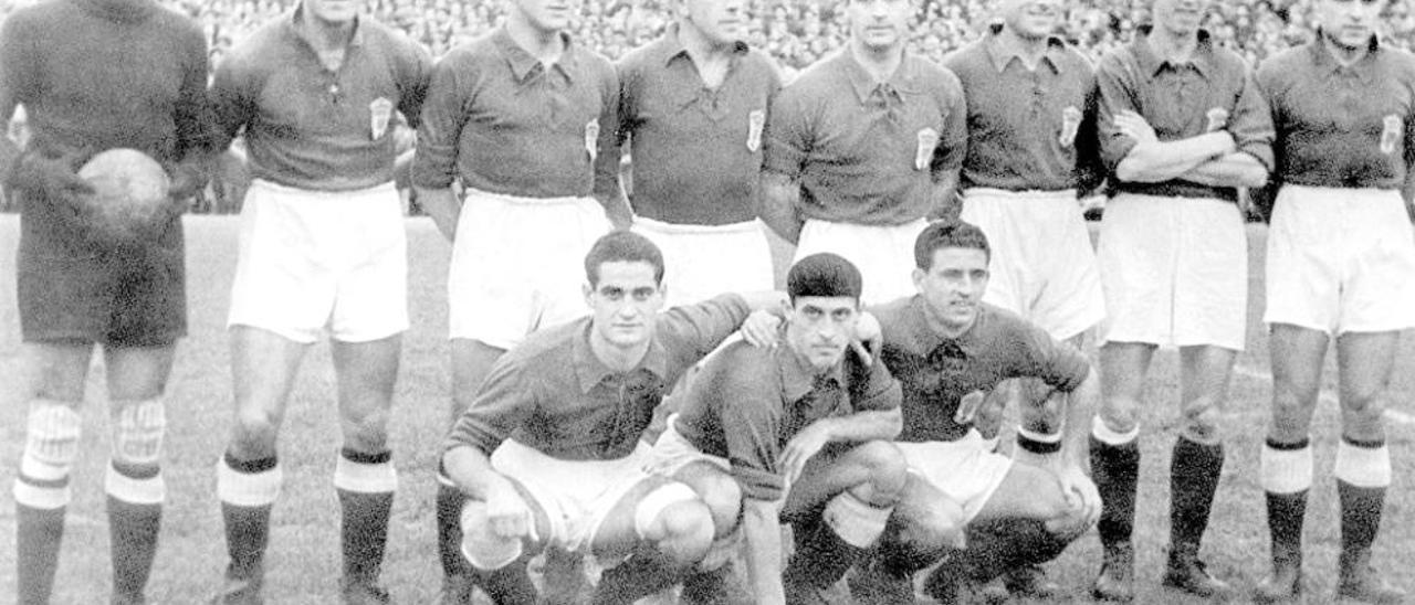 Una alineación de la temporada 1944-1945; de izquierda a derecha, y de arriba abajo: Argila, Diestro, Granda, Sirio, Pena, Herrerita, Emilín, Tamayo, Echevarría, Antón y Goyín.