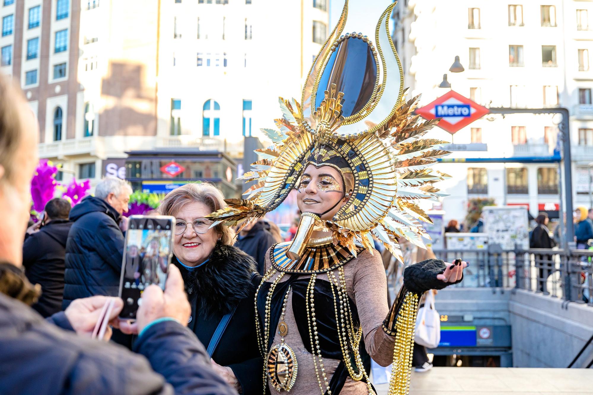 El Carnaval de Torrevieja desfila en el centro de Madrid con motivo de Fitur