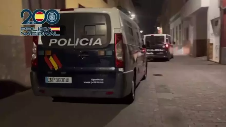 Operativo de la Policía Nacional que detuvo a una persona presuntamente implicada en una trama de prostitución infantil