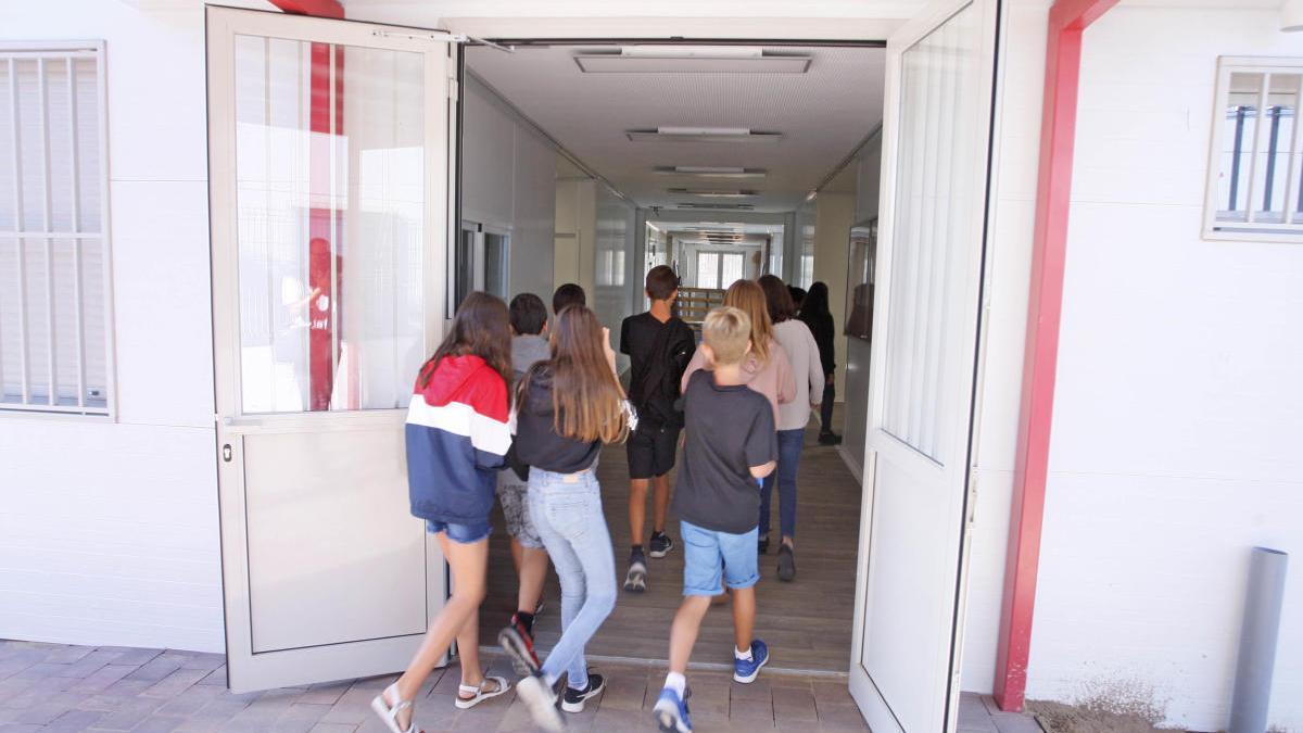 Alumnes entrant en el nou institut de Sarrià de Ter, foto d&#039;arxiu