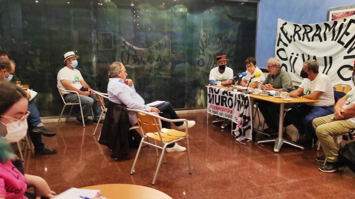 Miembros de la Plataforma, durante su reciente intervención en Navalmoral.