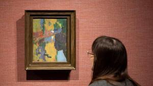 Una mujer observa el cuadro fundacional del grupo de los nabís, Le talisman (1888), de Paul Sérusier