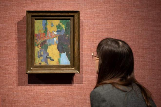 Una mujer observa el cuadro fundacional del grupo de los nabís, Le talisman (1888), de Paul Sérusier