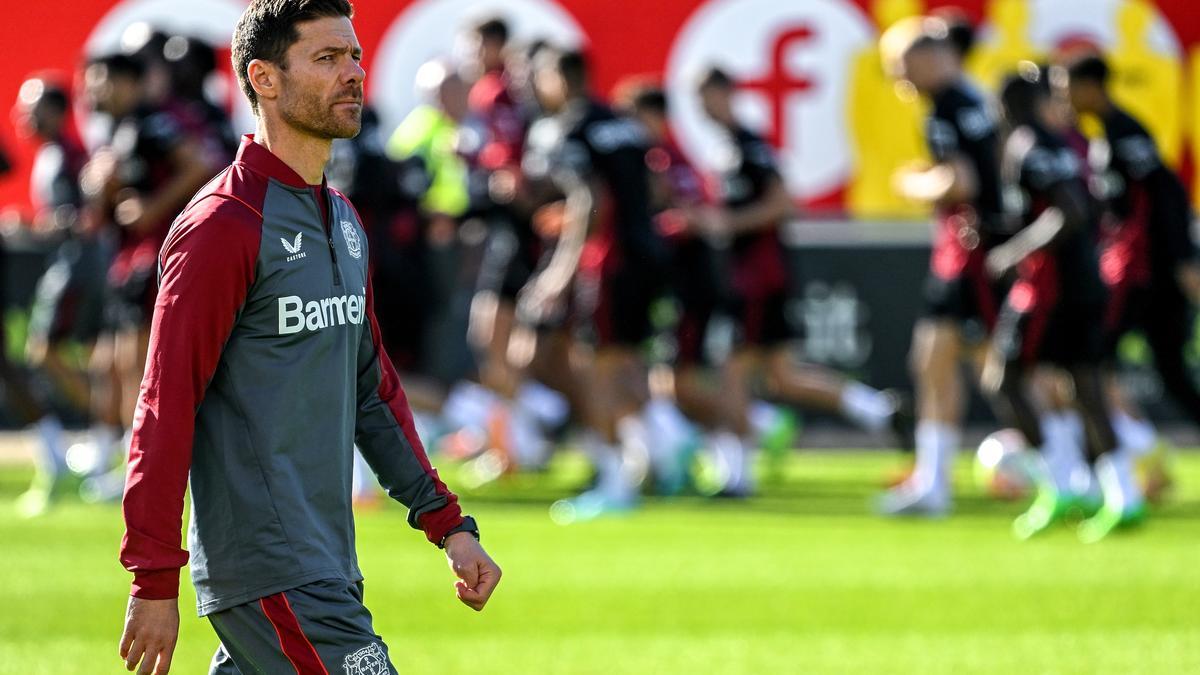 Xabi Alonso dirigiendo un entrenamiento del Bayer Leverkusen.