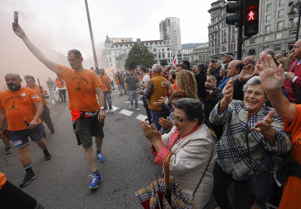 Los trabajadores de Vesuvius marchan a pie desde la fábrica de Riaño hasta la Junta