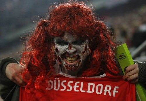 Un aficionado del Duesseldorf disfrazado en Halloween
