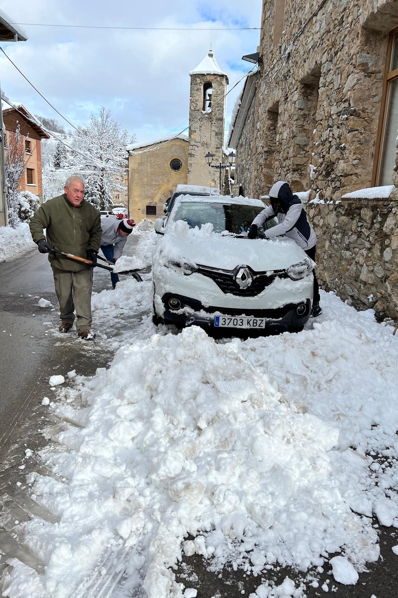 Imatges de Molló i Espinavell amb els gruixos importants de neu