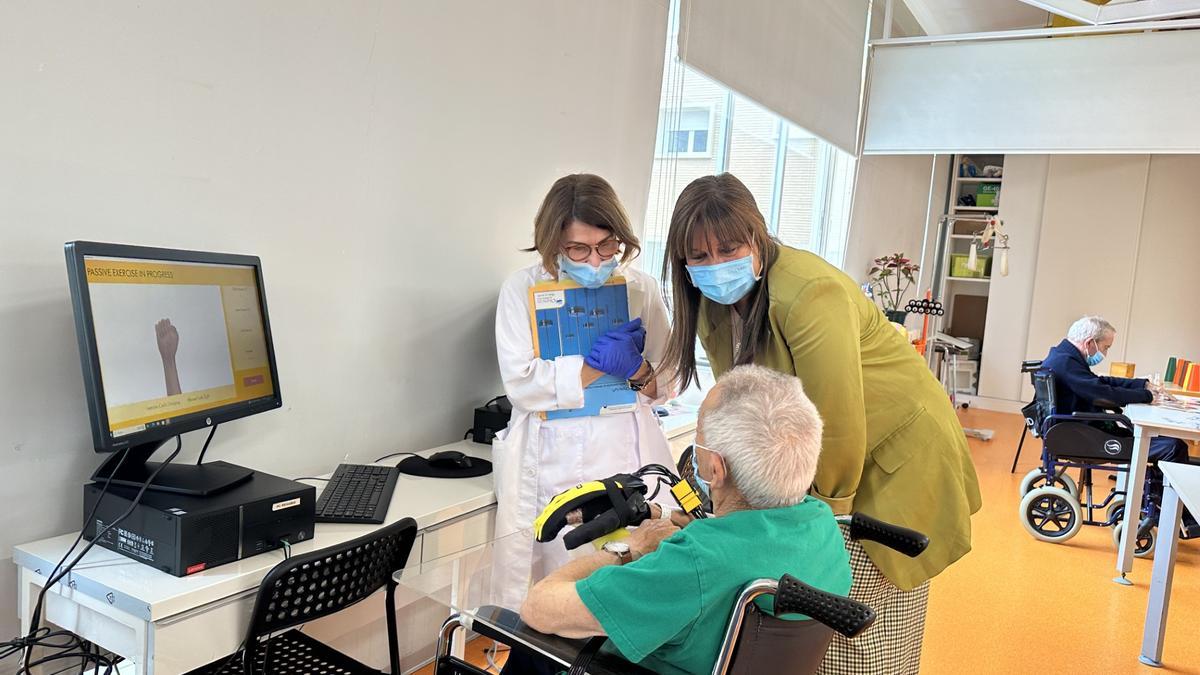 La consejera de Sanidad, esta mañana, en la visita al centro hospitalario.