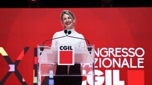 La vicepresidenta segunda y ministra de Trabajo, Yolanda Díaz, durante su intervención en el congreso del sindicato CGIL, este jueves en Rímini.