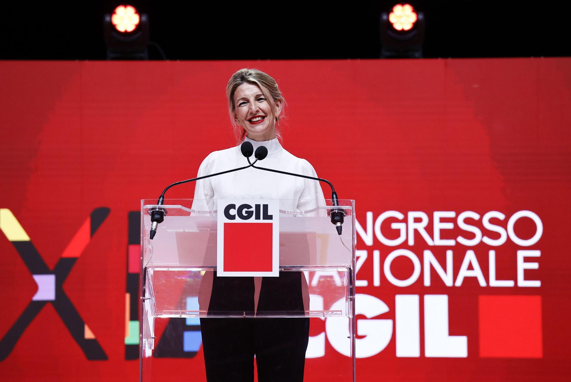 La vicepresidenta segunda y ministra de Trabajo, Yolanda Díaz, durante su intervención en el congreso del sindicato CGIL, este jueves en Rímini.