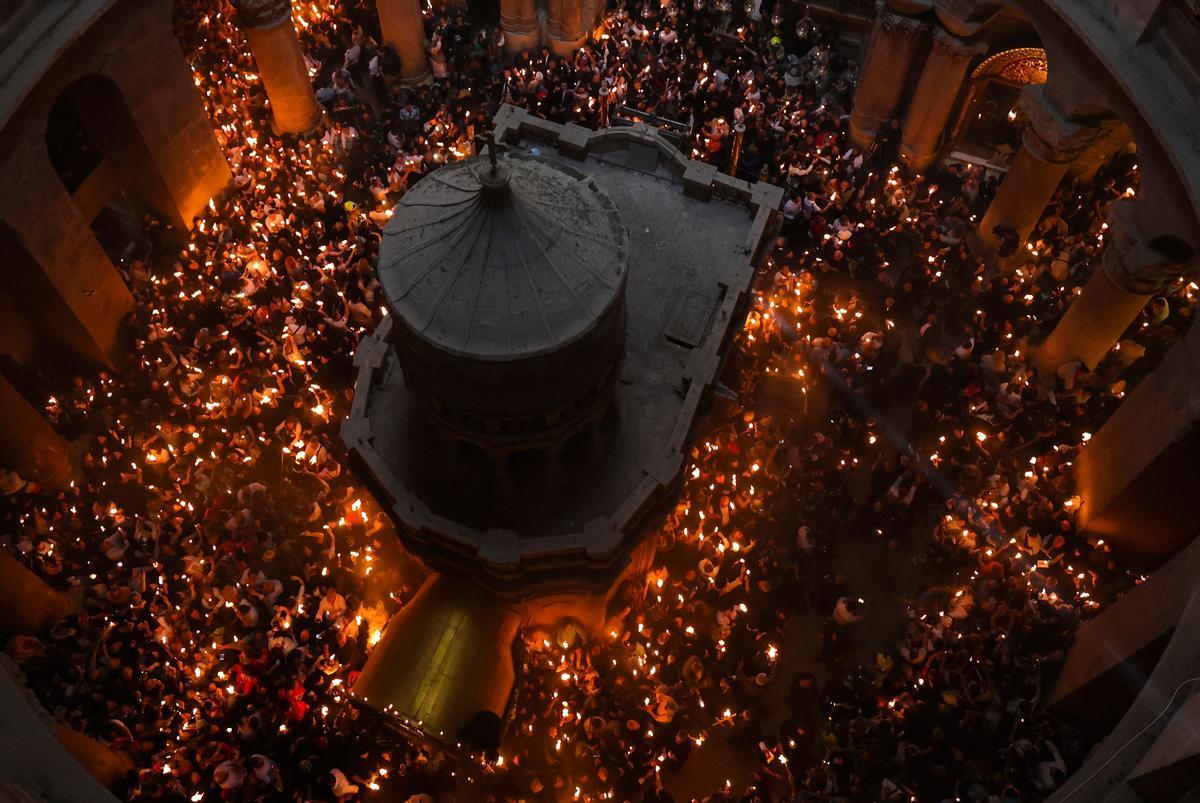 Cristianos ortodoxos celebran “Fuego Sagrado” en Jerusalén. eregrinos cristianos ortodoxos sostienen velas durante la ceremonia del Fuego Sagrado, un día antes de la Pascua ortodoxa, el sábado 15 de abril de 2023 en la Iglesia del Santo Sepulcro en la Ciudad Vieja de Jerusalén, donde muchos cristianos creen que Jesús fue crucificado y enterrado antes de resucitar.