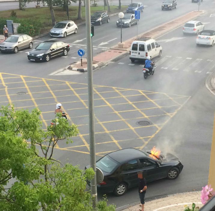 Un coche arde en la calle Teulada de Alicante
