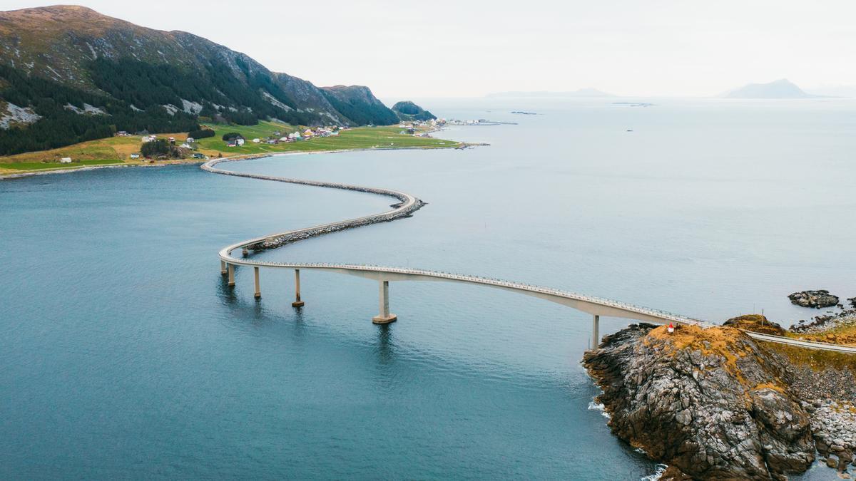 Puente marítimo en Noruega.