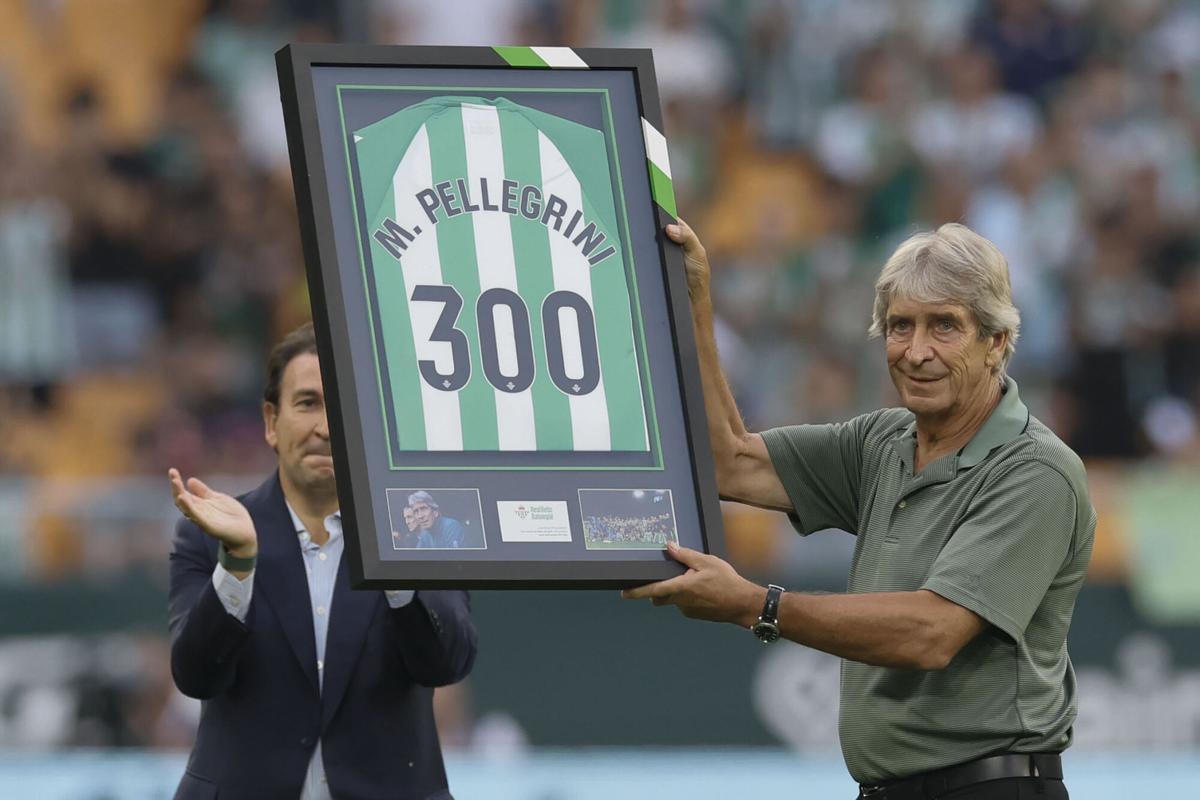Manuel Pellegrini recibe una camiseta conmemorativa tras cumplir 300 partidos como técnico del conjunto verdiblanco antes del partido de la última jornada de Real Betis y Levante disputan este sábado en el Estadio de La Cartuja